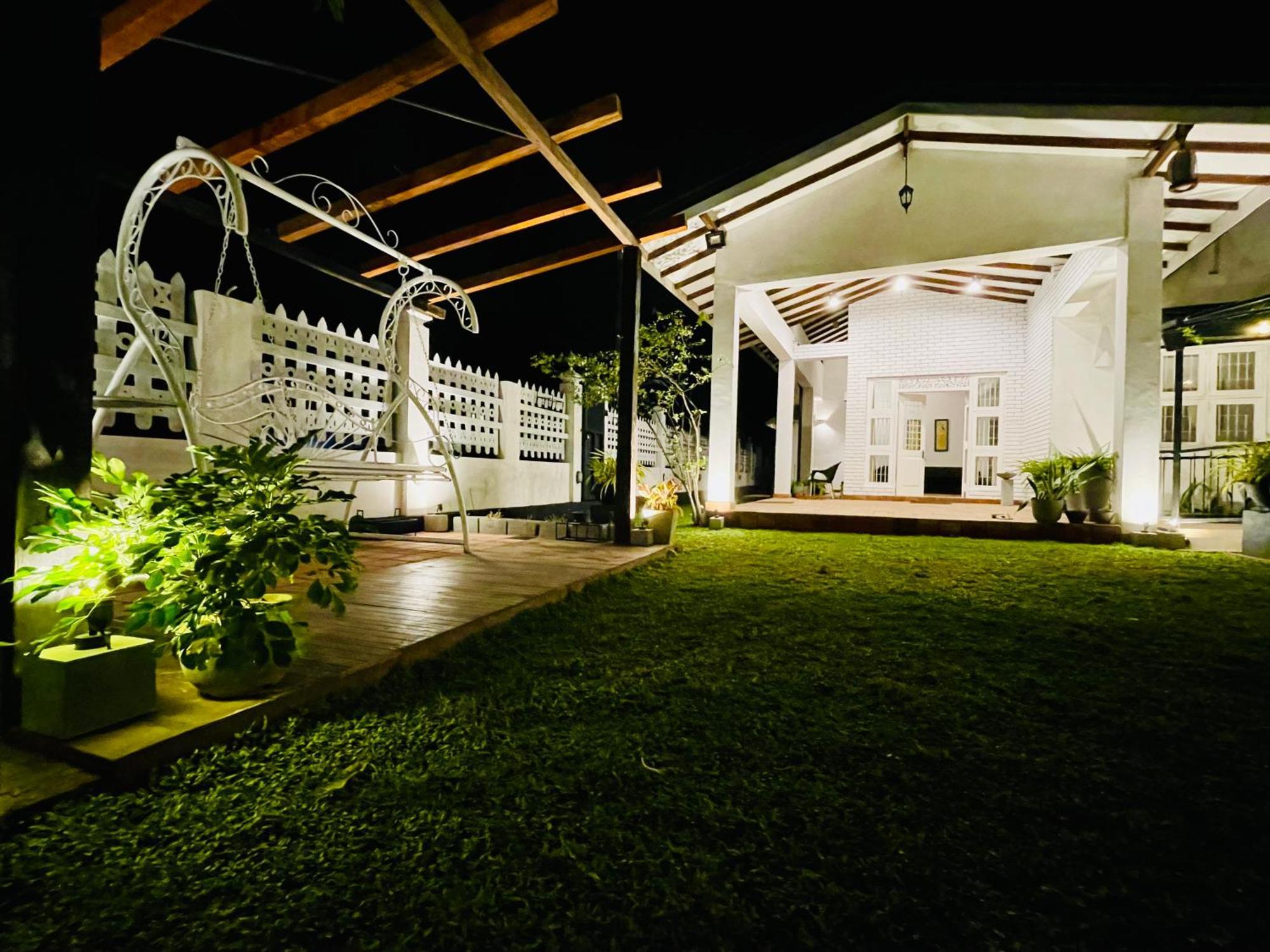 Ayur Ayur White Sail Villa Dalupotha Exteriör bild